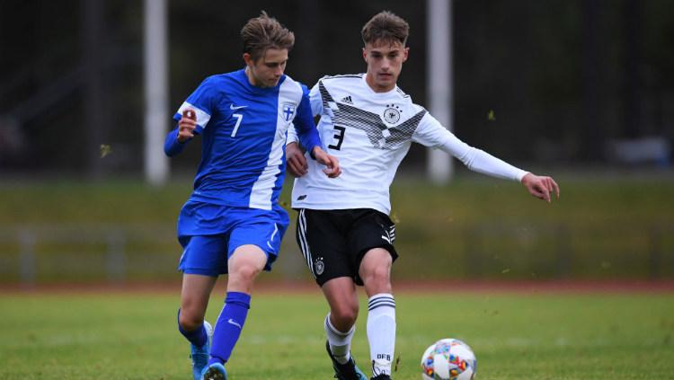 Raksasa Liga Inggris, Chelsea, dikabarkan telah mengamankan jasa wonderkid Finlandia, Jimi Tauriainen (kiri).