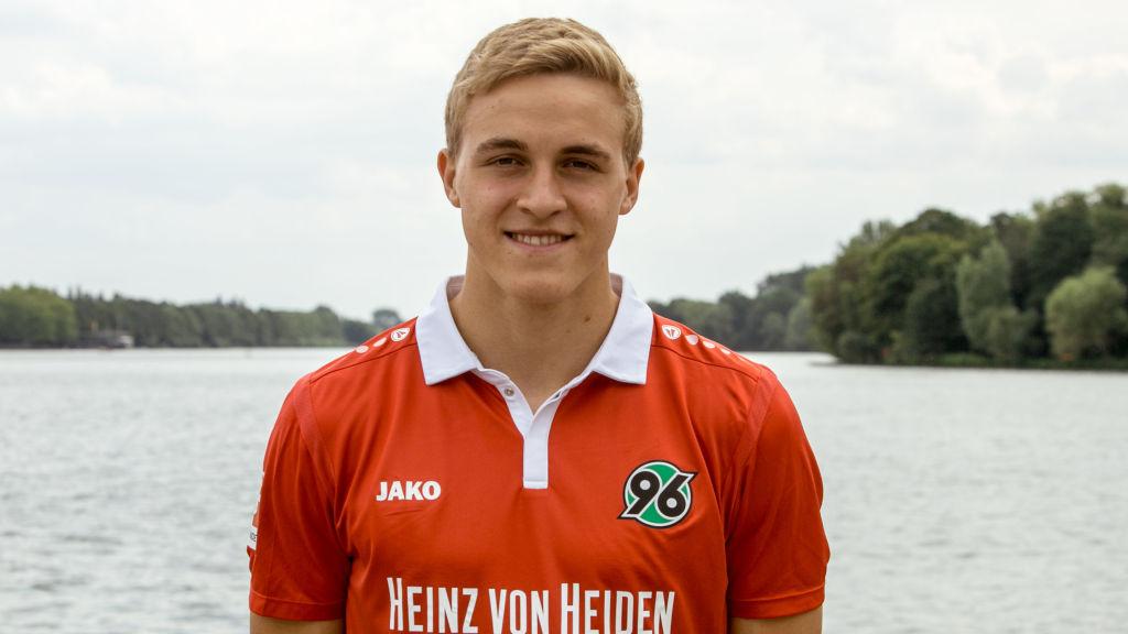 Timo Hubers, bek Hannover 96 yang terkena virus corona.