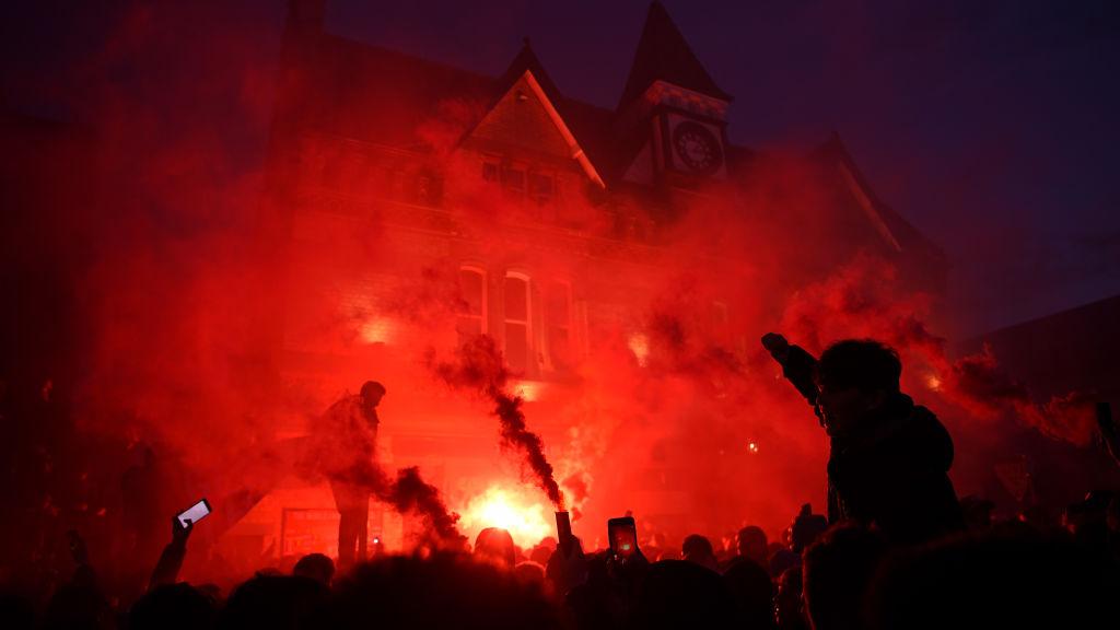 Liga Inggris Ditangguhkan, Fans Marah Besar Kepada Klub - INDOSPORT