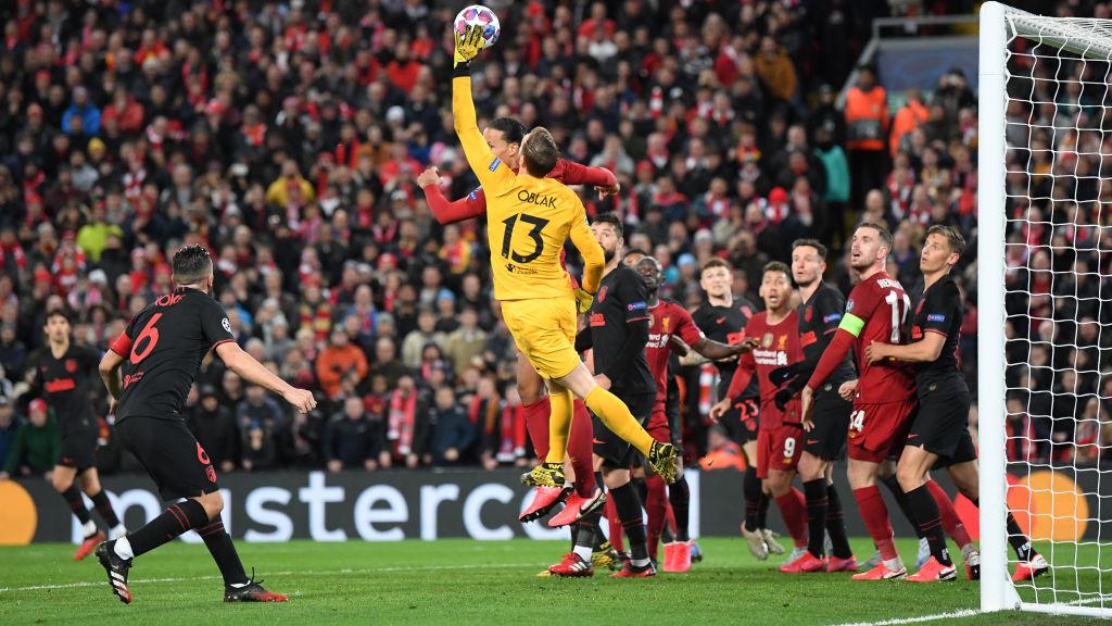 Jan Oblak saat menghalau bola di laga Liga Champions antara Liverpool vs Atletico Madrid