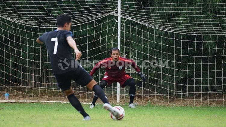 Jandia Eka Putra saat mencoba menghalau tendangan M. Ridwan dalam sesi latihan finishing di Lapangan Telo. - INDOSPORT