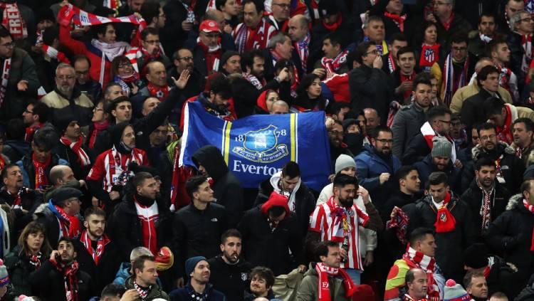 Fans Atletico Madrid bawa bendera Everton saat melawan Liverpool pada leg kedua 16 besar Liga Champions di Stadion Anfield, Kamis (12/03/20) WIB.