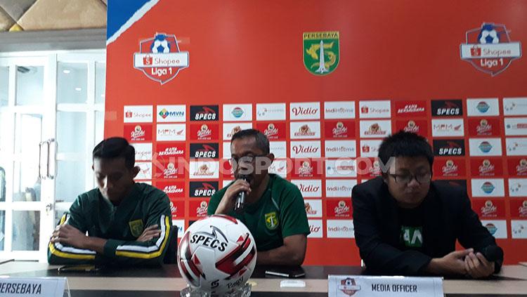 Pelatih Persebaya, Aji Santoso (tengah) bertekad untuk mendapatkan tiga poin pada laga lawan Persipura Jayapura di Satdion GBT pada Jumat (13/3/20) besok.