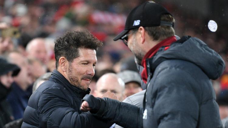 Pelatih Atletico Madrid, Diego Simeone, bersalaman dengan pelatih Liverpool, Jurgen Klopp. Copyright: Laurence Griffiths/Getty Images