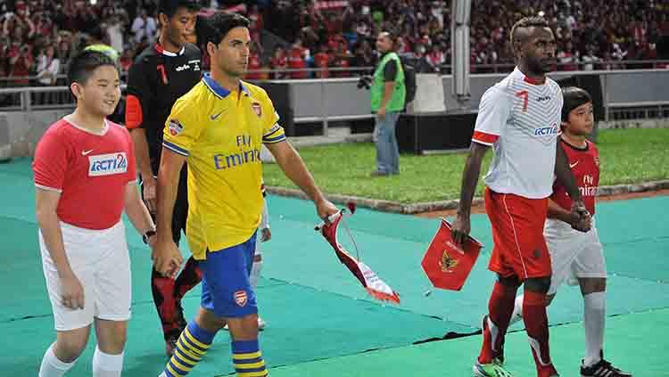 Mikel Arteta (kiri) berdampingan dengan Boaz Solosa (kanan) saat laga eksibis Arsenal vs Indonesia All-Stars.
