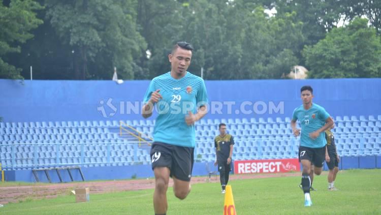 Striker klub Liga 2 Sriwijaya FC, Rudiyana, tengah menjalani latihan fisik.
