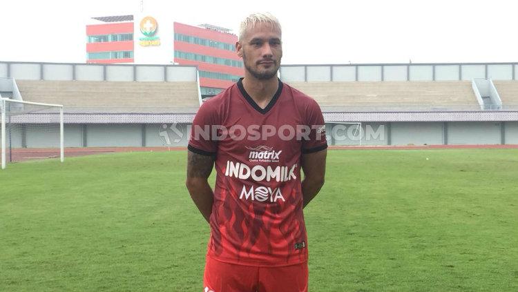 Raphael Maitimo mendapatkan kode cinta dari penyanyi Agnez Mo usai mencetak gol semata wayang Persita di kandang Tira Persikabo di ajang Liga 1 2020. - INDOSPORT