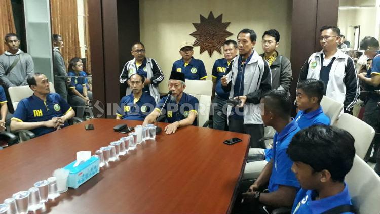Presiden PSHW Dhimam Abror Djuraid (kanan berdiri), mengusung misi memperbaiki akhlak melalui sepak bola.