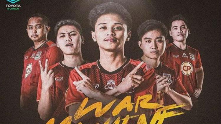 2 Pemain PES Indonesia di Thailand, Rommy Hadiwijaya (tengah) dan Elga Cahya Putra (paling kiri), harus tampil agresif bersama Trat FC.