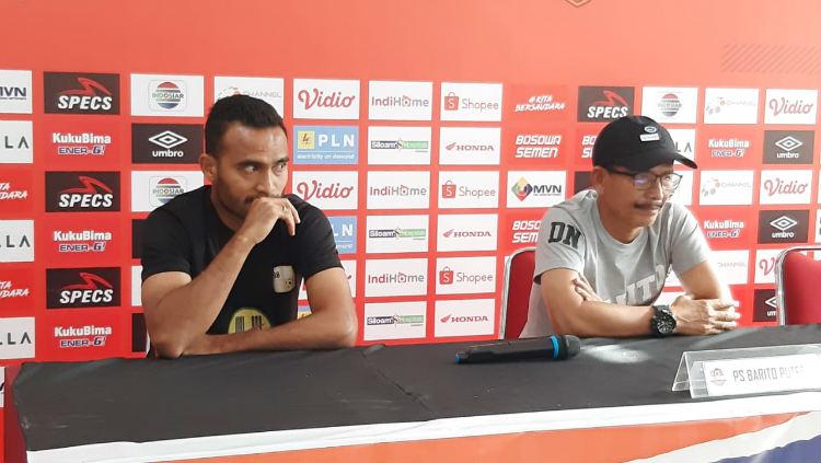 Pelatih dan pemain Barito Putera, Djajang Nurdjaman dan Rizky Pora