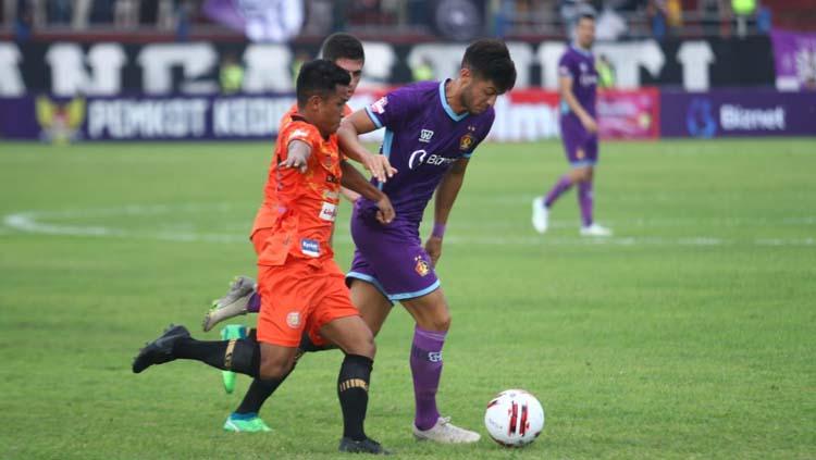 Gelandang asing Persik Kediri, Gaspar Ignacio Vega, angkat bicara perihal kesan pertamanya bermain di Liga 1 Indonesia. - INDOSPORT
