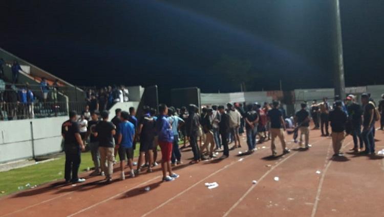 Aremania tertahan di Stadion Moch. Soebroto sampai pukul 18.45 WIB usai laga Liga 1 2020 kontra PSIS Semarang. - INDOSPORT