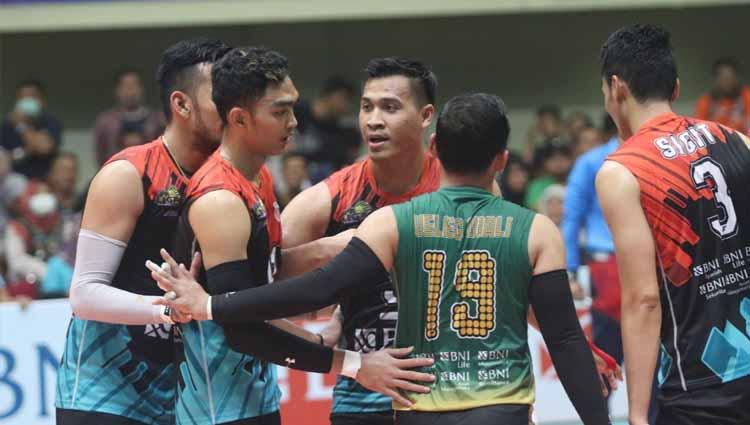 Tim putra Jakarta BNI 46 terus bercokol di puncak klasemen sementara Proliga 2020 setelah berhasil mengalahkan Palembang Bank SumselBabel (PBS), Sabtu (14/03/20