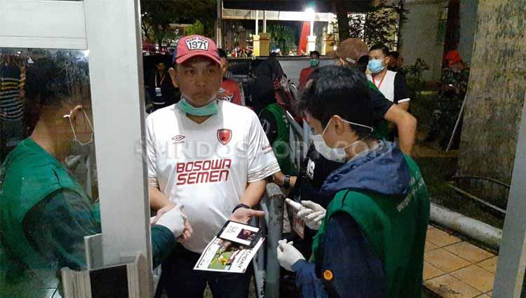Seluruh penonton yang masuk ke Pintu VIP Utama Stadion Andi Mattalatta diberi semprotan disinfektan oleh panpel.