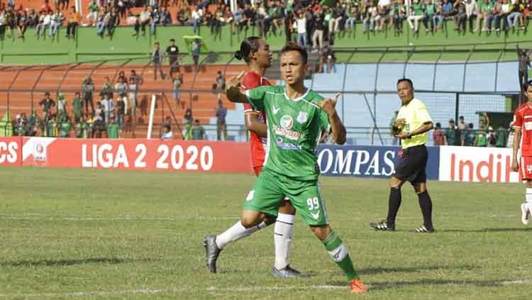 Bintang PSMS Medan, Rachmad Hidayat, lakukan selebrasi usai cetak gol ke gawang AA Tiga Naga.