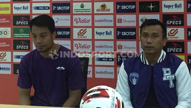 Preskon Persita Tangerang yang dihadiri Hamka Hamzah dengan sang pelatih, Widodo C. Putro.