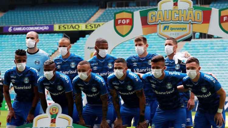Pemain Gremio FC melakukan protes keras karena kompetisi Brasil masih berjalan di tengah merebaknya virus Corona dengan menggunakan masker. - INDOSPORT