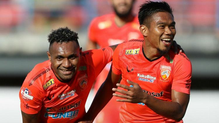 Dua pemain Borneo FC, Titus Bonai (kiri) dan Wildansyah (kanan).