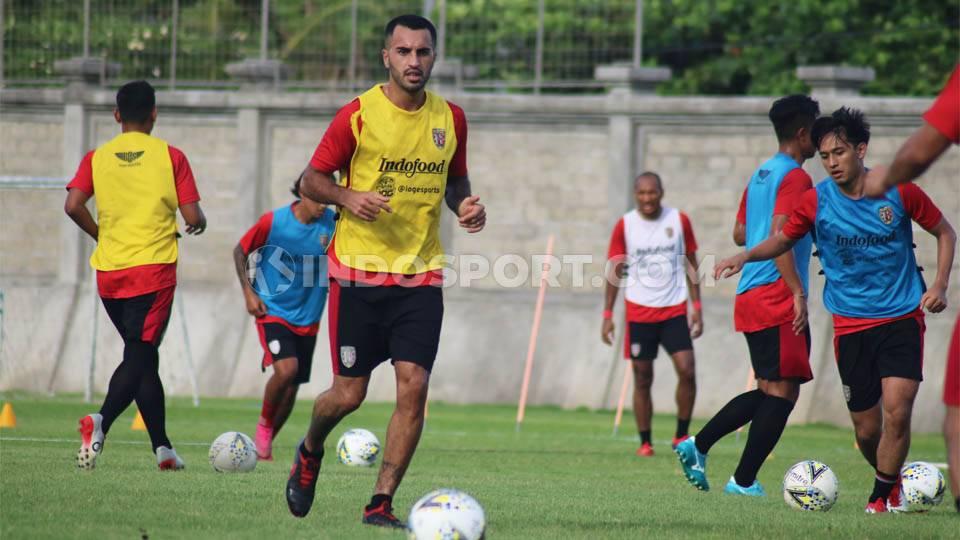 Gelandang Bali United, Brwa Nouri dalam sesi latihan di Lapangan Trisakti Legian, Badung. - INDOSPORT