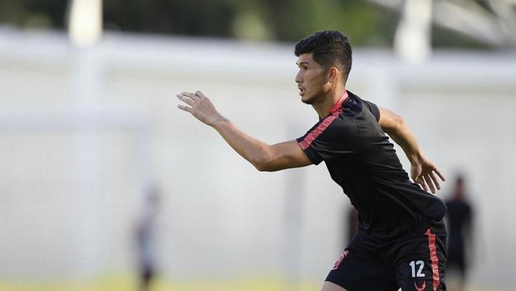 Bek Persita Tangerang, Kevin Gomes de Oliveira, berlatih menjelang laga Liga 1.