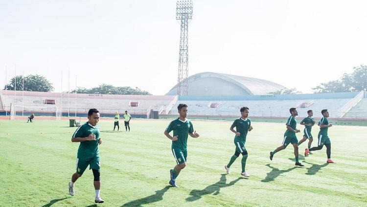 Pemain Persebaya mengikuti latihan perdana setelah libur tiga hari di Stadion Gelora Delta, Sidoarjo, Jumat (20/3/20).
