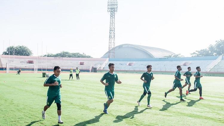 Pemain Persebaya mengikuti latihan perdana setelah libur tiga hari di Stadion Gelora Delta, Sidoarjo, Jumat (20/3/20). - INDOSPORT