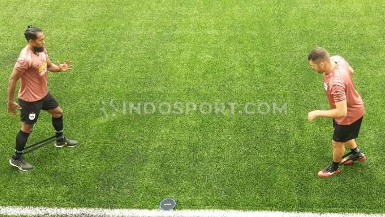 Pemain klub Liga 1 PSIS Semarang, Abdul Abanda Rahman (kiri) menunggu janji Agustiar Sabran selaku CEO Kalteng Putra untuk masalah gaji.