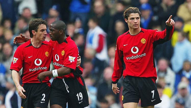Gary Neville, Eric Djemba-Djemba (tengah), dan Cristiano Ronaldo saat masih berseragam Manchester United. - INDOSPORT