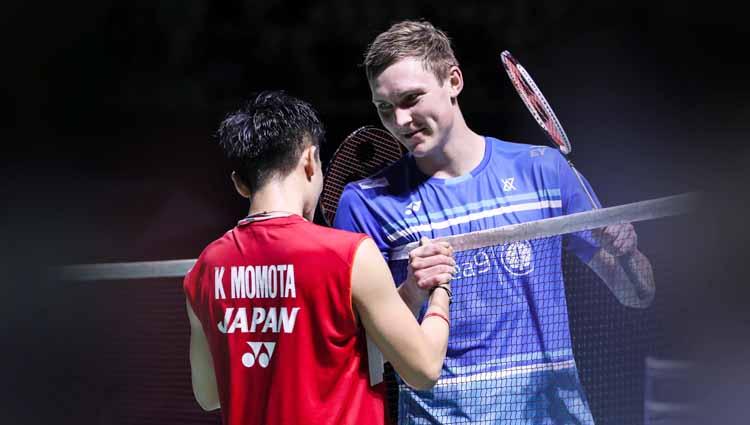 Kento Momota dan Viktor Axelsen di BWF World Tour 2019.