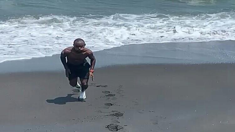 Pemain PSS Sleman, Zah Rahan, berlatih di pantai.