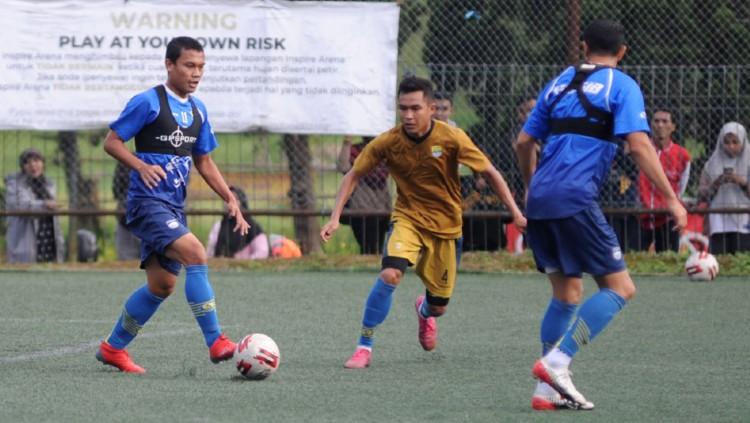 Gelandang Persib, Dedi Kusnandar menggiring bola saat latihan di Lapangan Inspire Arena, Kabupaten Bandung Barat, Minggu (22/03/2020).