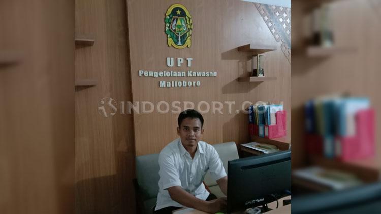 Kiper PSIM Yogyakarta, Ivan Febrianto yang tetap bergelut dengan dunia perdinasan pasca kompetisi Liga 2 ditunda akibat virus corona.