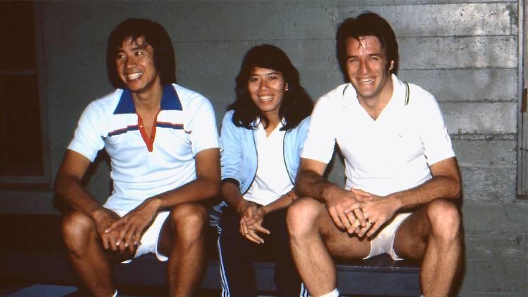 Eks pebulutangkis Indonesia, Utami Dewi Kinard (tengah), bersama legenda Rudy Hartono (kiri) dan Chris Kinard