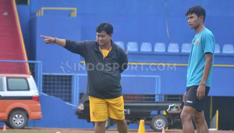 Pelatih Sriwijaya FC, Budiardjo Thalib, saat memberikan instruksi pada pemain sebelum libur Liga 2 2020.