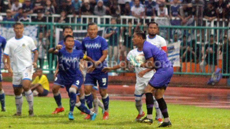 Kiper PSIM, Sandi Firmansyah berduel melawan PSCS Cilacap saat uji coba
