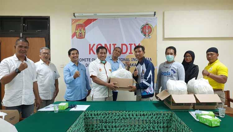 Ketua KONI DIY, Djoko Pekik Irianto, memberikan secara simbolis paket nutrisi dan vitamin kepada perwakilan cabang olahraga.