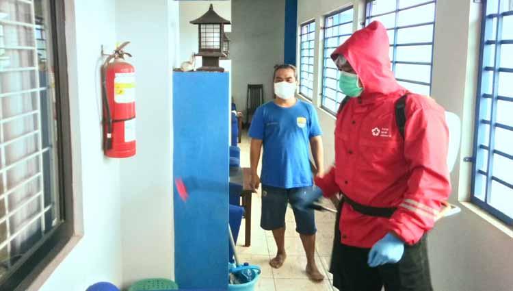 Petugas PMI Kota Bandung melakukan penyebrotan disinfektan di Graha Persib, Jalan Sulanjana, Kota Bandung, Selasa (24/03/2020). Copyright: media officer Persib