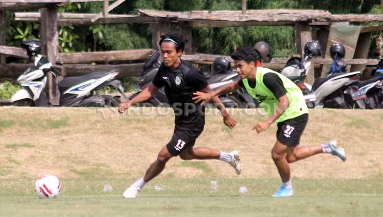 Kabar mengejutkan datang dari winger Timnas Indoneia dan klub Liga 1 PSS Sleman, Irkham Mila (kanan) yang sedang melakoni usaha perkebunan pepaya.