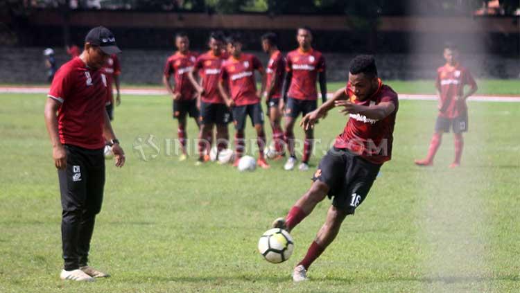 Gelandang Persis Yan Pieter Nasadit melepas tendangan dalam latihan di Stadion Sriwedari.