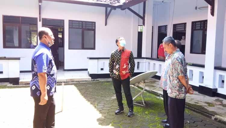 Bupati Batang Wihaji (Tengah) saat memantau mess Persibat yang akan digunakan sebagai tempat isolasi PDP Corona.