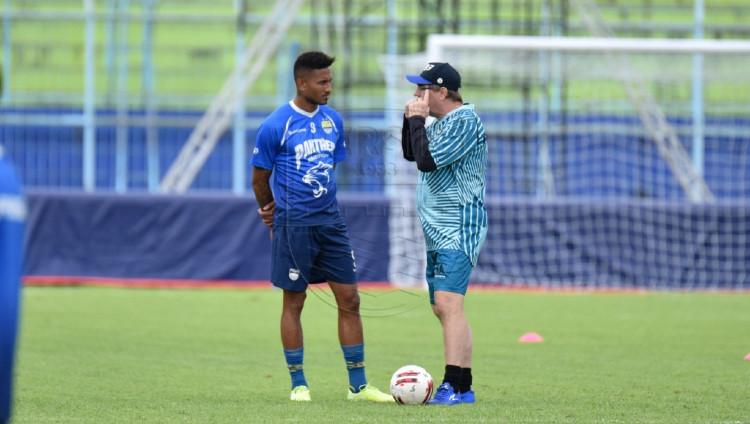 Striker Persib Bandung Wander Luiz (kiri) dan kepala pelatih Robert Rene Alberts (kanan).