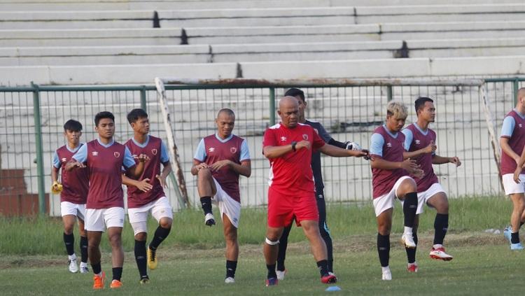 Asisten pelatih klub Liga 1 PSM Makassar, Herrie Setyawan (merah), memimpin Ferdinand Sinaga dkk. dalam sebuah sesi latihan.