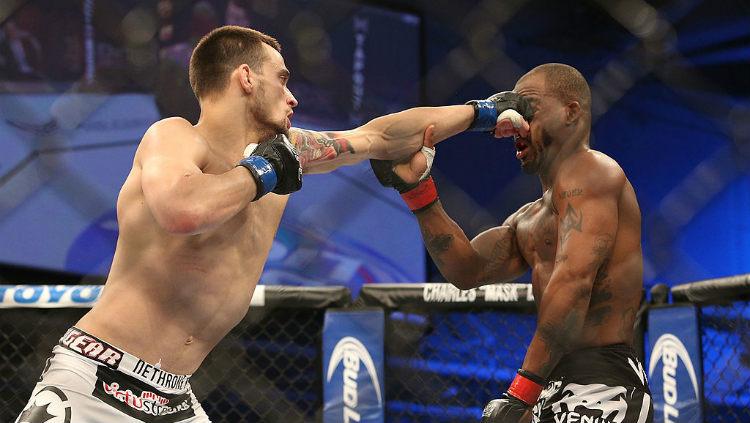 Petarung Mixed Martial Arts (MMA) asal Amerika Serikat, James Krause harus rela menelan kekalahan atas Bobby Green di ajang Ultimate Fighting Championship (UFC) Fight Night 31 di Fort Campbell, Kentucky. - INDOSPORT