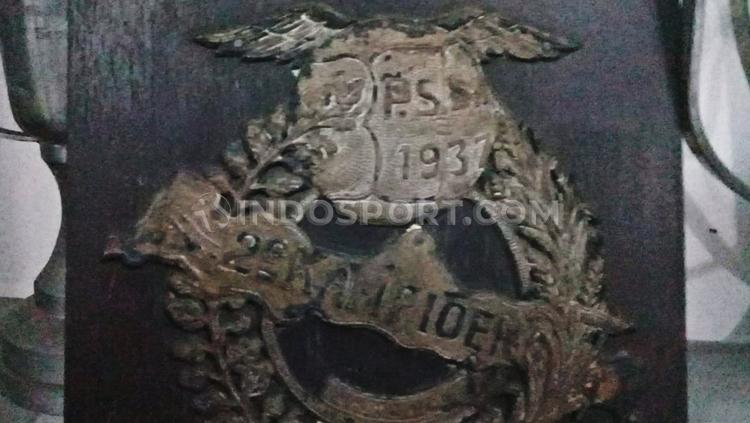 Foto piala-piala kompetisi Liga Indonesia sebelum merdeka tepatnya Liga Perserikatan 1937. Piala terbuat dari kayu. Copyright: Ronald Seger Prabowo/INDOSPORT