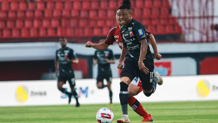 Jebolan Liga Portugal Braga B Emmanuel Oti Essigba turut bongkar laga paling berkesan saat berkarier di Indonesia bersama Madura United. - INDOSPORT