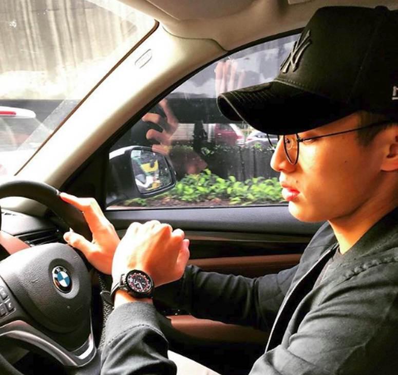 Jonatan Christie bergaya di dalam mobilnya. Copyright: Instagram/Jonatan Christie