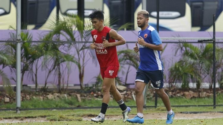 Dokter tim PSM Makassar, Hardiansyah Muslimin (biru), bersama Rizky Eka Pratama.