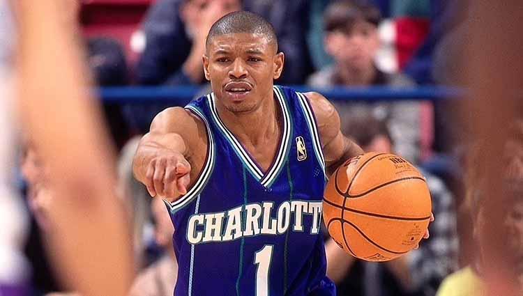 Tyrone Curtis 'Muggsy' Bogues pasti tak asing bagi pecinta NBA. Bogues adalah legenda Charlotte Hornets yang dikenal sebagai pebasket terpendek di NBA. - INDOSPORT