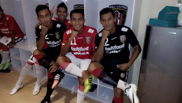 Windu Wibowo (tengah) saat berpose bersama Sultan Samma (kiri) dan Lerby Eliandry (kanan), sebelum launching tim Bali United pada 2015 lalu. - INDOSPORT