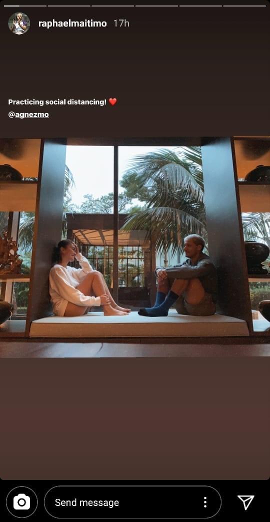 Raphael Maitimo mempraktikkan social distancing bersama Agnez Mo. Copyright: Instagram/Raphael Maitimo